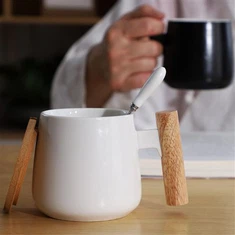 Keramikbecher mit Holzgriff